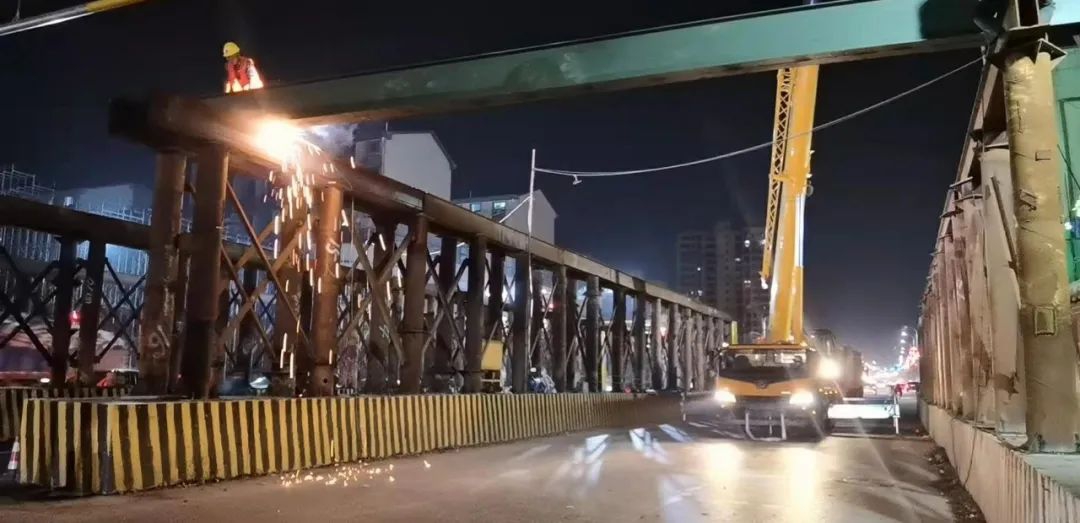 黨委書記、董事長(zhǎng)涂建平現(xiàn)場(chǎng)調(diào)度南外環(huán)高速項(xiàng)目工程